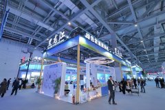 曙光运营所副从任贾成琳边率领职工清扫